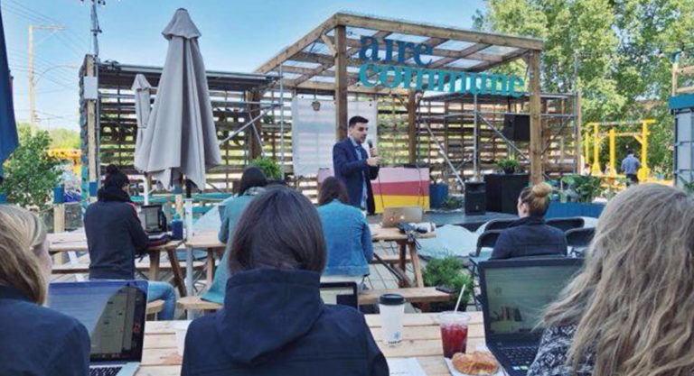 Travailler au soleil à Montréal : nos espaces extérieurs préférés avec WiFi