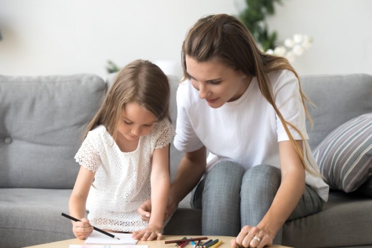 Combien devrez-vous payer le ou la baby-sitter de votre enfant ?