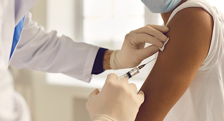 Pass sanitaire: les vaccins reçus à l’étranger seront reconnus
