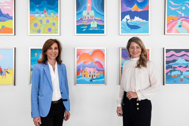 L'ex-ambassadrice Kareen Rispal aux côtés de Mélanie Joly, Ministre des affaires étrangères du Canada (Source: Twitter)